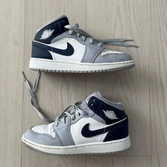 AIR JORDAN 1WOLF GREY MID TOP SNEAKERS  DQ8423-104 SIZE 4.5 YOUTH - Picture 3 of 7